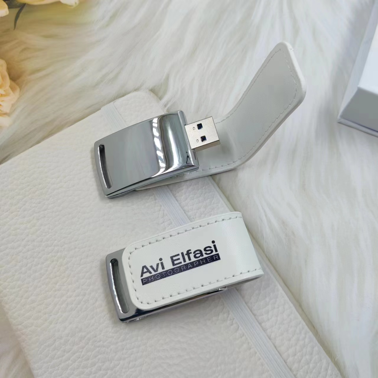 Leather USB flash drive with white box, printing LOGO is also a good choice. 